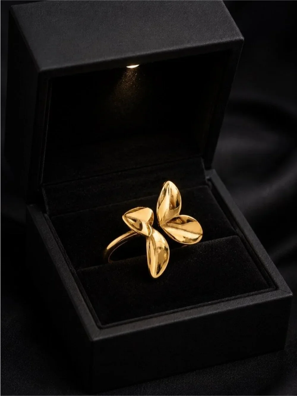 Polished Gold color Leaf Motif Ring